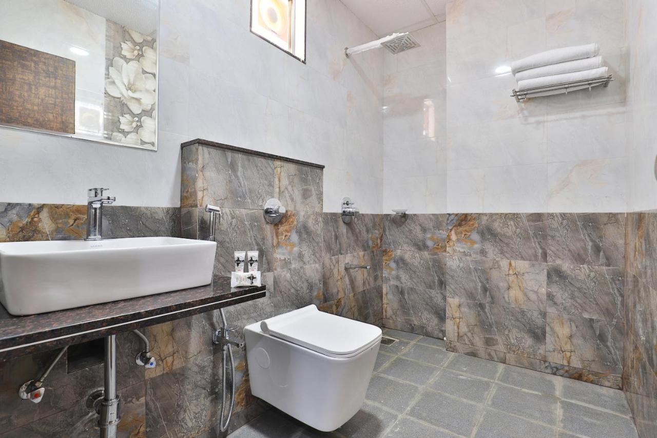 Oyo 23174 Hotel Parth Inn Dwārka Kültér fotó