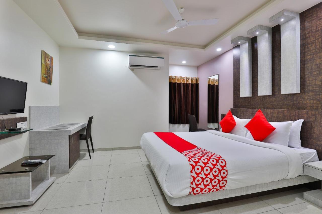 Oyo 23174 Hotel Parth Inn Dwārka Kültér fotó